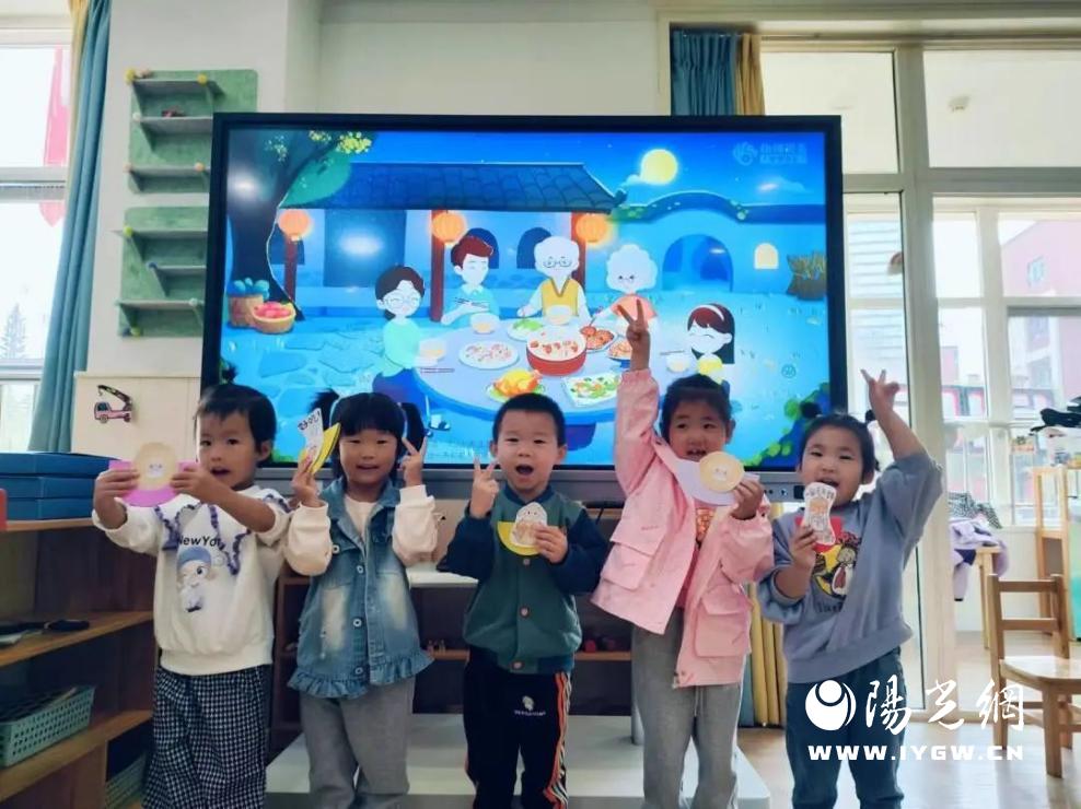 沣东新城润馨怡园幼儿园开展“庆双节”主题活动