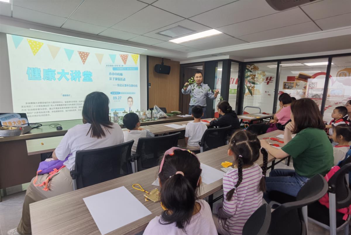 认药材、做香包……孩子们走进医院,探秘中医药文化