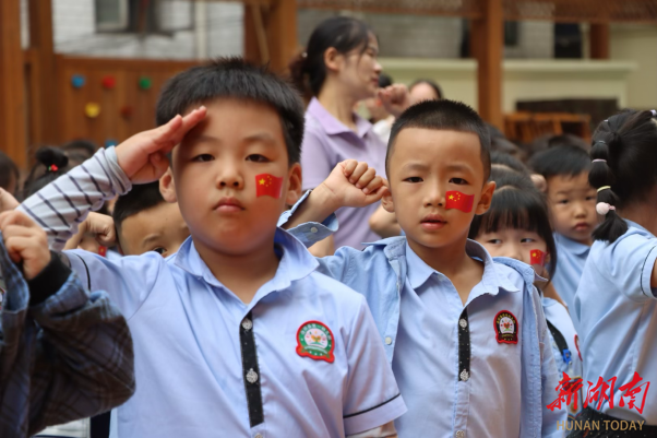 会同第一幼儿园:别样升旗仪式激发萌娃爱国心