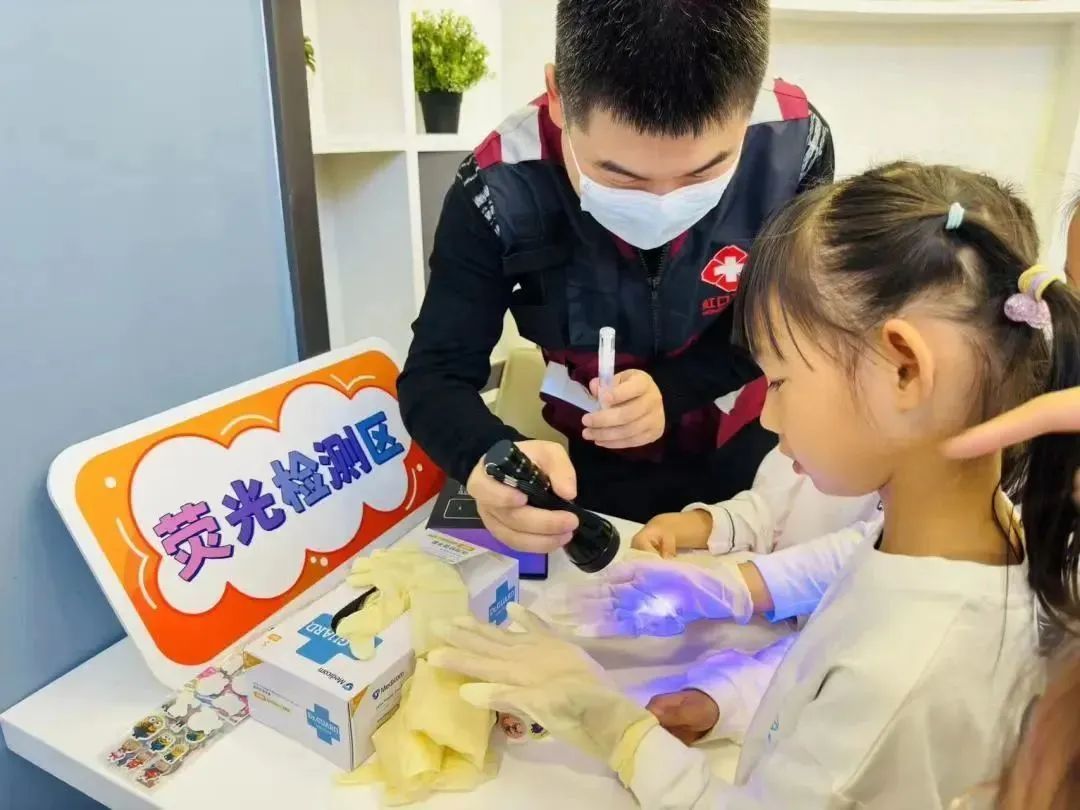 萌娃学“洗手”,争当健康小卫士