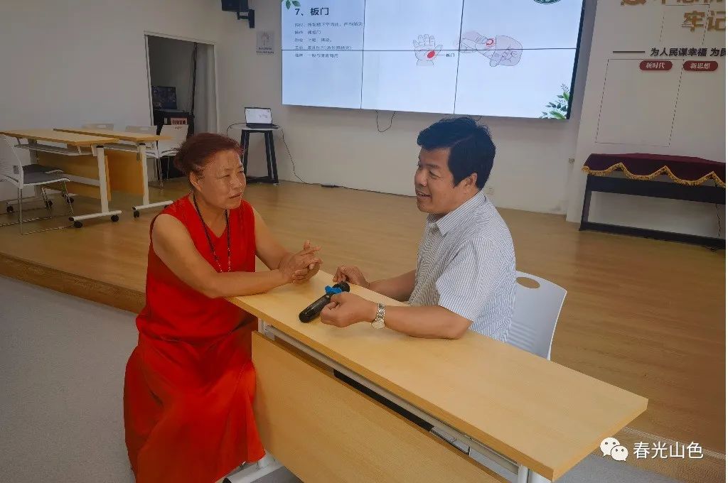 山东省青岛市崂山区中韩街道**山色社区开展小儿推拿爱心课堂