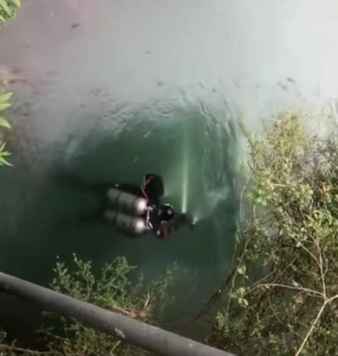 能进入其中吗(3人在贵州大方县一洞穴内潜水，其中1人被困，当地正开展救援)