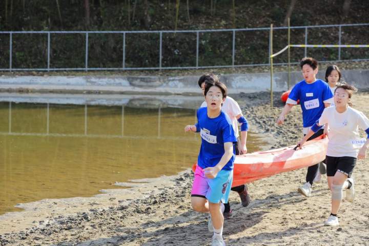 杭州青少年体育频道重(在绿水青山间奔跑 浙江省青少年体育户外营地比赛开赛)