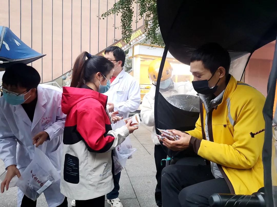 遵道行义·同心抗疫丨中医药汤剂 助力抗疫第一线