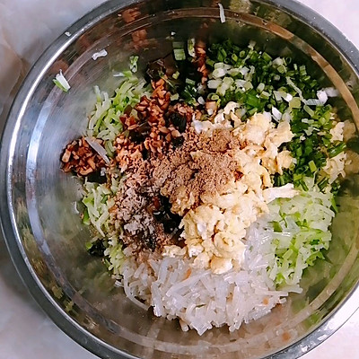 青萝卜怎么做好吃（教你做清清爽爽的萝卜粉条素馅菜盒子）