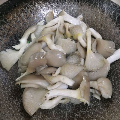 菌菇汤的做法（菌菇鸡汤怎么炖好喝又营养）-第3张图片-尚力财经