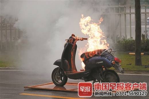 广西消防实验显示：锂电池短路，十几秒引燃整辆电动自行车