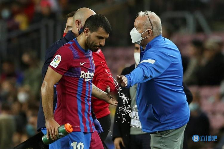 阿圭罗展示游戏中切换武器的速度（官方：33岁的阿圭罗因心脏问题，宣布正式退役结束17年职业生涯）