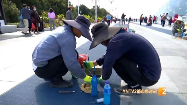 草海大坝塑胶步道被人划破？