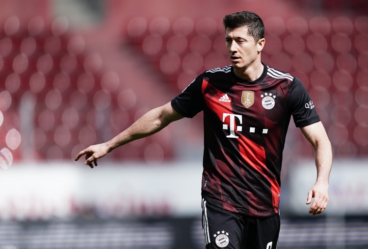 他宁愿去巴萨切尔西都不肯留队（法尔克：若巴萨与拜仁谈判失败，巴黎蓝军将加入争夺莱万）-华海博客