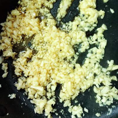 蒜蓉淸蒸大龙虾怎么做（蒜蓉粉丝蒸波士顿龙虾教程）