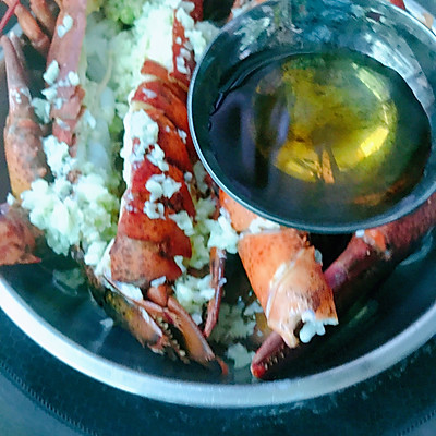 蒜蓉淸蒸大龙虾怎么做（蒜蓉粉丝蒸波士顿龙虾教程）