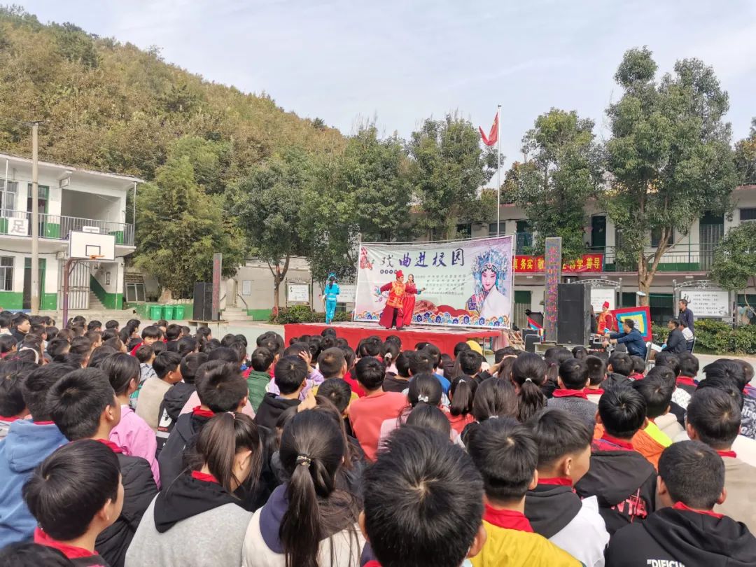 镇平县开展“戏曲进校园”活动，传承国粹经典！好戏开场喽→