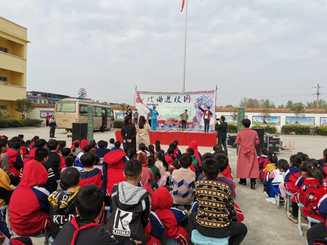 镇平县开展“戏曲进校园”活动，传承国粹经典！好戏开场喽→