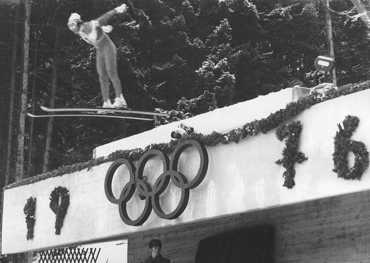 奥运会的五环旗都有哪些（温故冬奥｜冬奥开启五环标志入会徽历史）