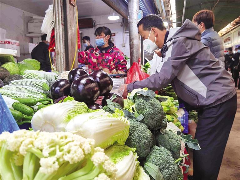 记者兵分多路走进兰州市内部分超市和肉菜市场看供应 问价格