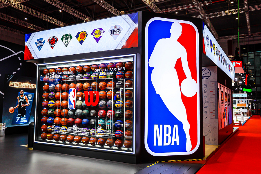 nba球衣广告标(进会首日，NBA展台展示篮球非凡魅力)