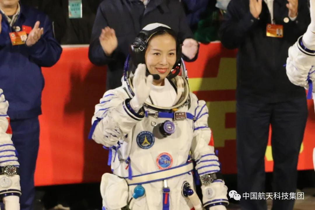 王亚平成中国首位出舱女航天员(新闻多一度│王亚平成中国首位出舱女航天员 这意味着什么？)