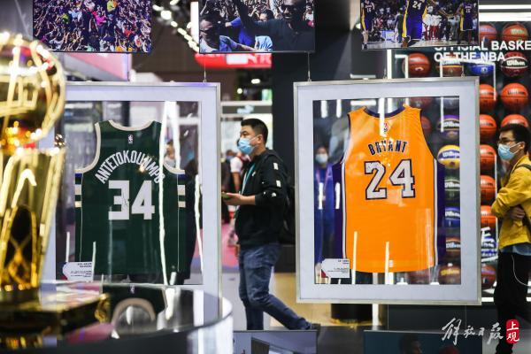 哪里能看到篮球比赛现场观众照片（在进博会，NBA展台主打沉浸式互动，球迷真过瘾……）
