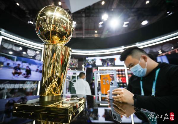哪里能看到篮球比赛现场观众照片（在进博会，NBA展台主打沉浸式互动，球迷真过瘾……）