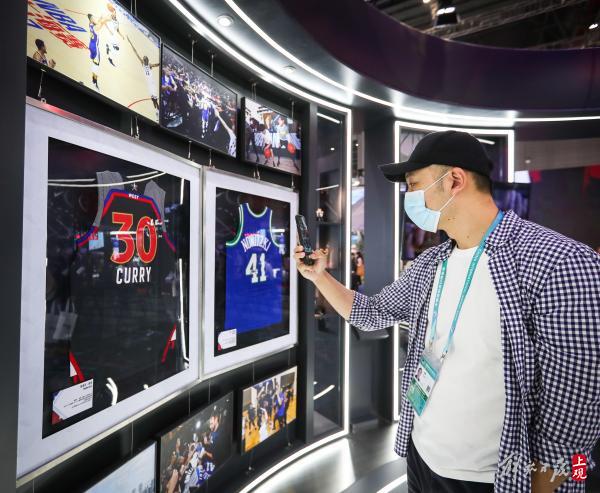 哪里能看到篮球比赛现场观众照片（在进博会，NBA展台主打沉浸式互动，球迷真过瘾……）