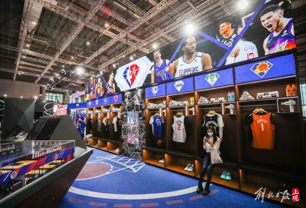 哪里能看到篮球比赛现场观众照片（在进博会，NBA展台主打沉浸式互动，球迷真过瘾……）