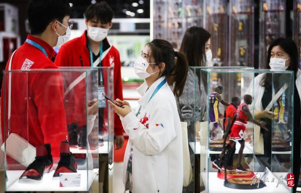 哪里能看到篮球比赛现场观众照片（在进博会，NBA展台主打沉浸式互动，球迷真过瘾……）