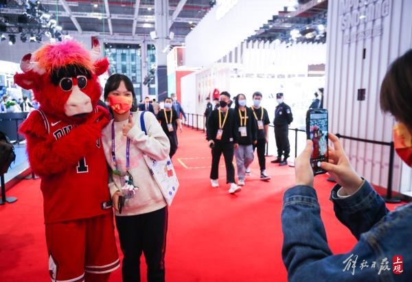 哪里能看到篮球比赛现场观众照片（在进博会，NBA展台主打沉浸式互动，球迷真过瘾……）