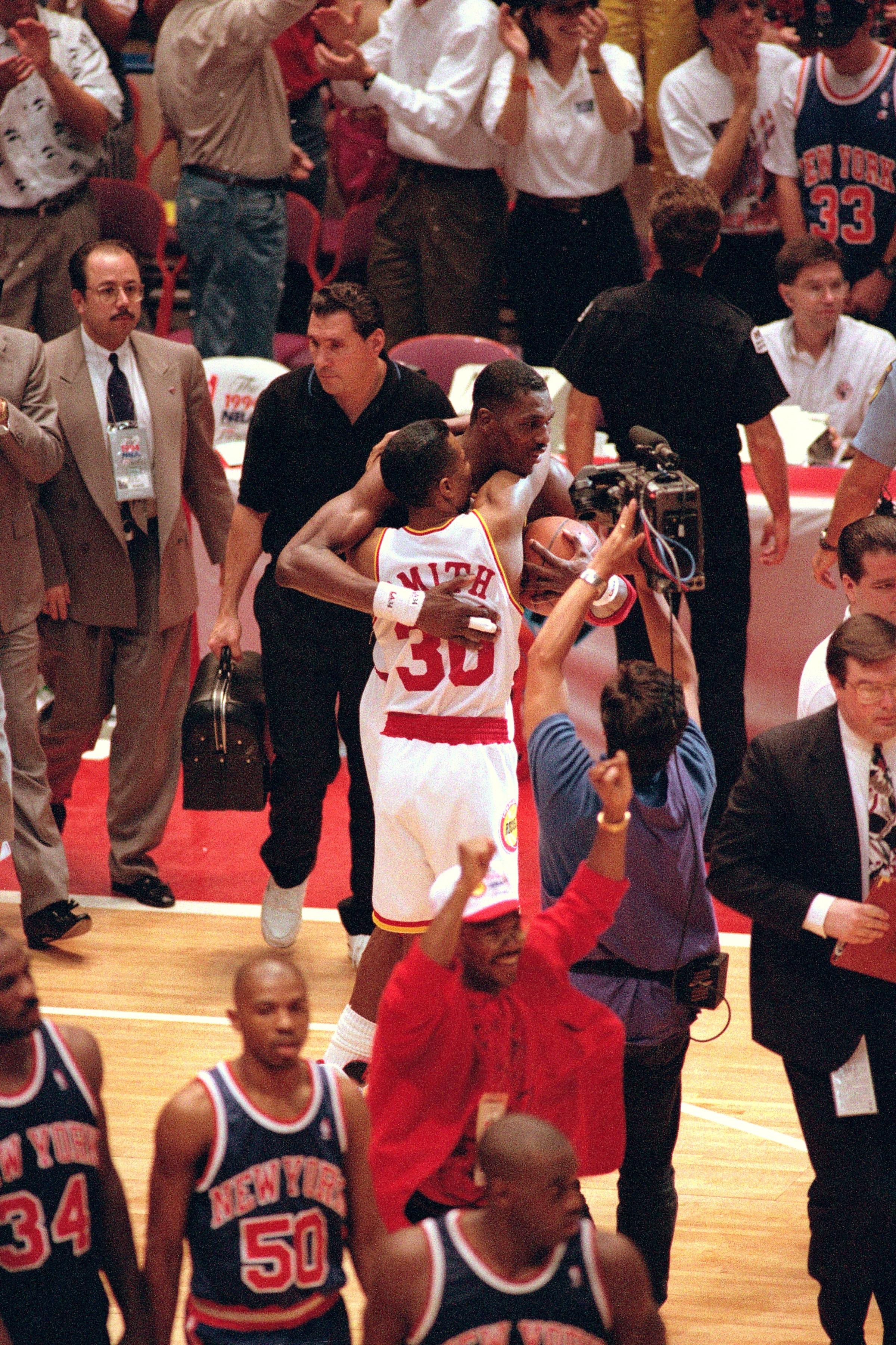 奥拉朱旺25分10篮板7助攻1抢断3封盖,率队夺得队史首个总冠军