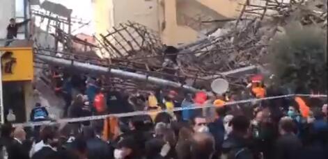 土耳其东南部城市一两层建筑坍塌，目击者：听到断裂声后大楼突然倒塌