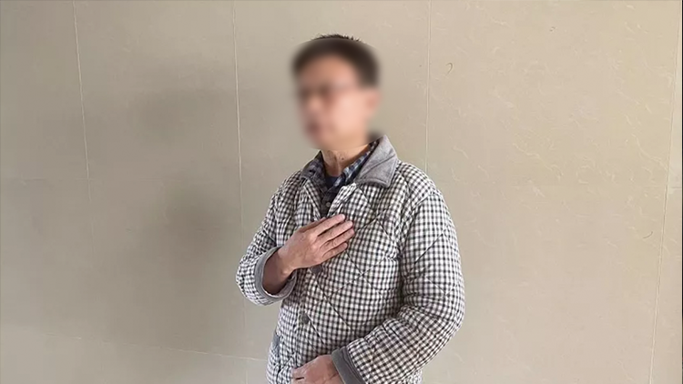 监控拍下惊悚一幕：电梯门刚开，男子突然被楼道门挤死！