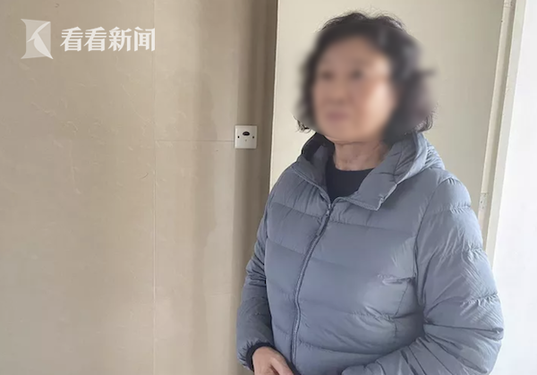 “电梯门一开就扑出来”！因为一条大金毛 老大爷被邻居家保姆打了？