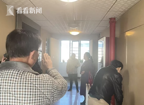 “电梯门一开就扑出来”！因为一条大金毛 老大爷被邻居家保姆打了？