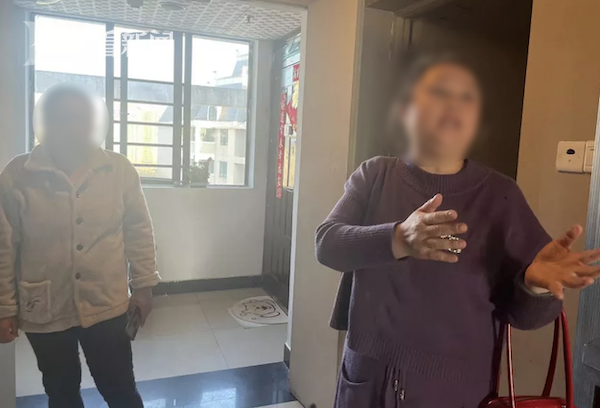 “电梯门一开就扑出来”！因为一条大金毛 老大爷被邻居家保姆打了？