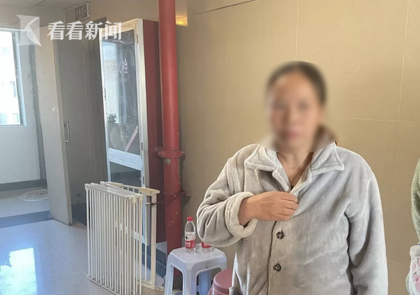 “电梯门一开就扑出来”！因为一条大金毛 老大爷被邻居家保姆打了？