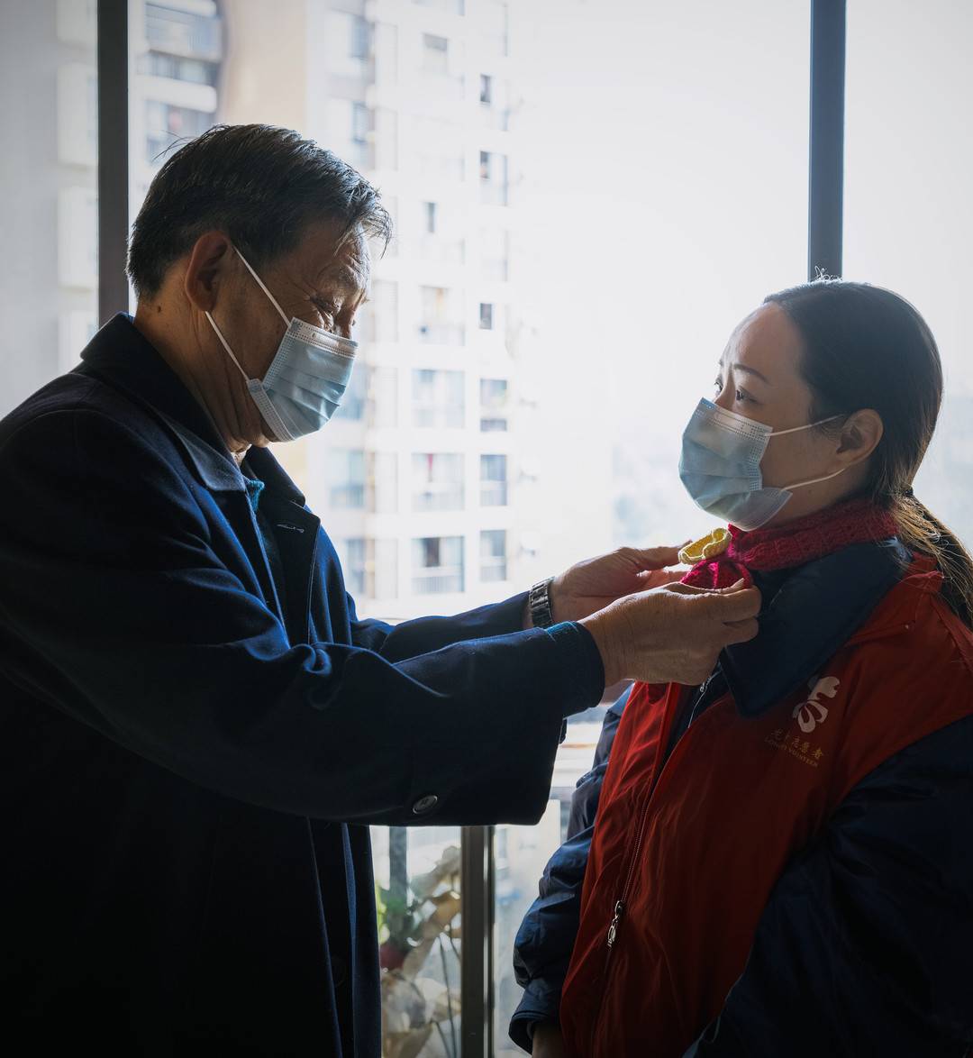 用那抹暖色温暖彼此 成都龙泉驿防疫志愿者与居民互赠“银杏礼物”