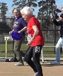 1分02秒95！105岁老妇百米赛跑创纪录