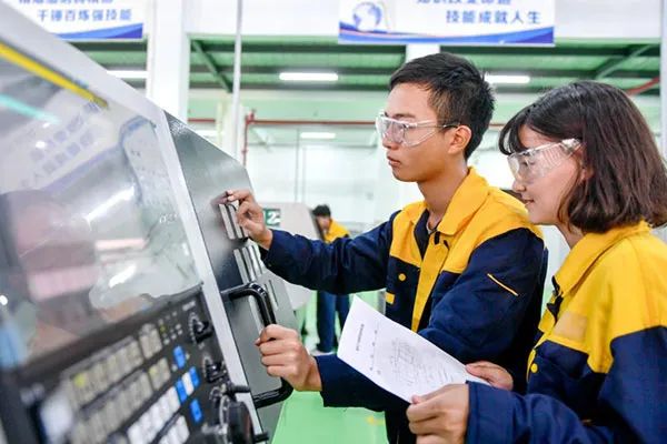 未来：中国将拥有“两个高考”，中职生突围，上职校如何改变命运？