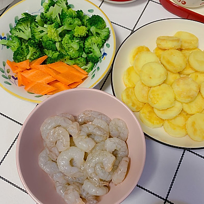 日本豆腐炒什么好呢(好看又好吃 营养丰富的三鲜日本豆腐（小朋友的营养菜）)