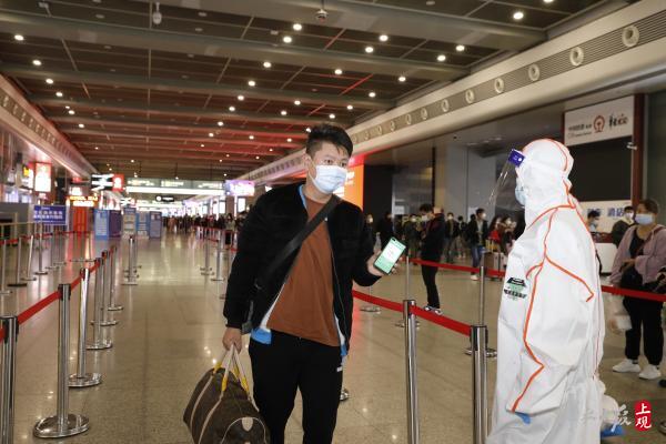 接受防疫检查，上海虹桥站换乘旅客须出站换乘