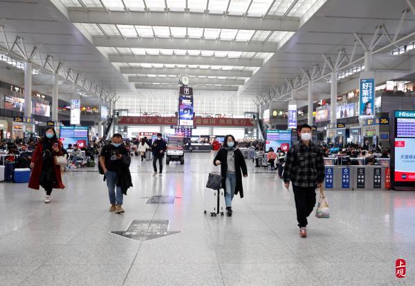 接受防疫检查，上海虹桥站换乘旅客须出站换乘