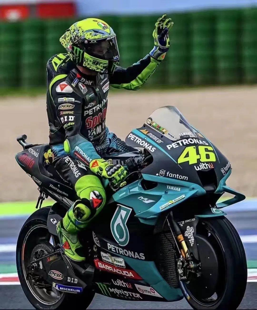 在我们的字典里,荣誉等身的罗西就代表着摩托车,代表着梦想与辉煌.