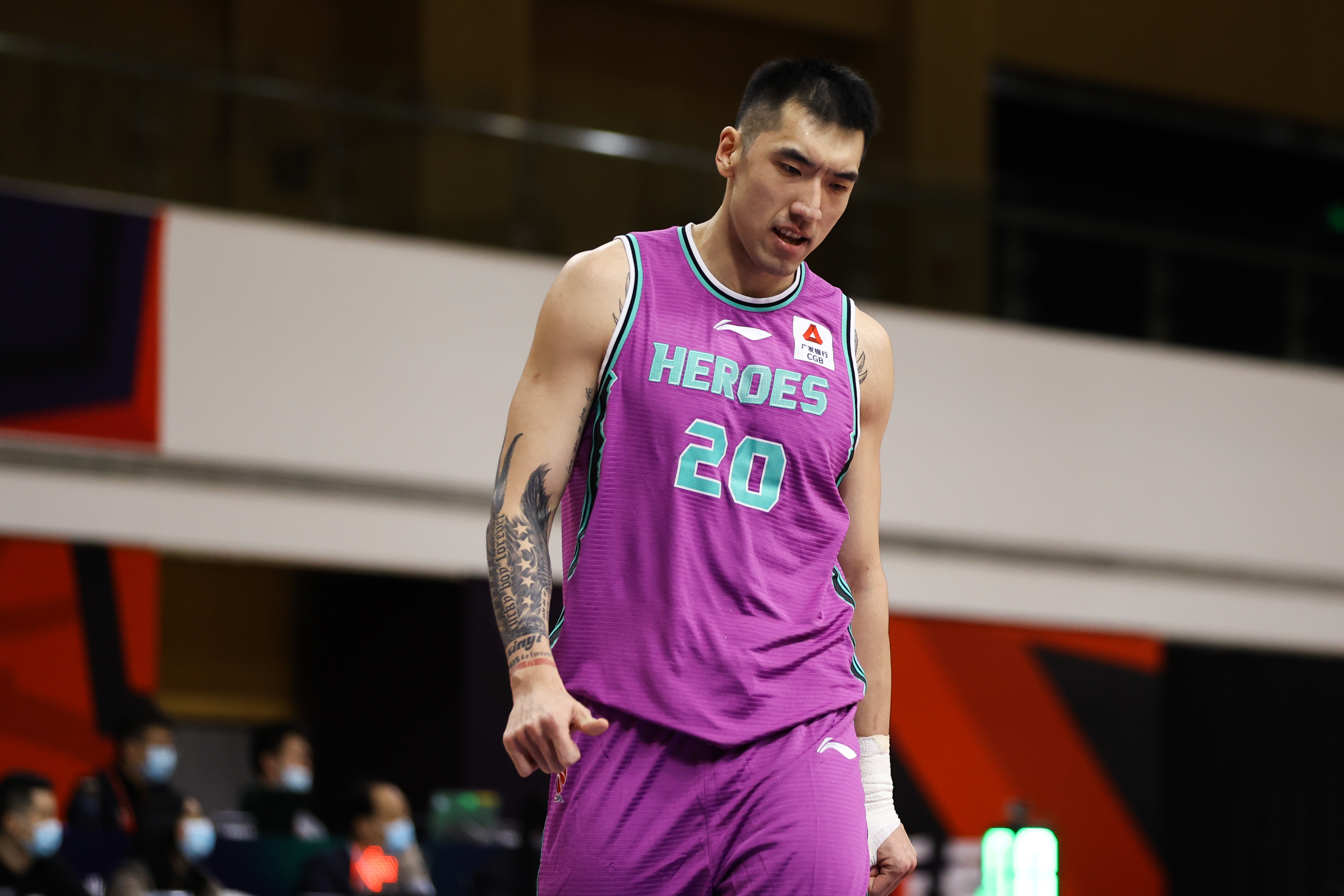 cba实拍(纵观cba|第一阶段打完了,中国篮球"贫富差距"有点大)