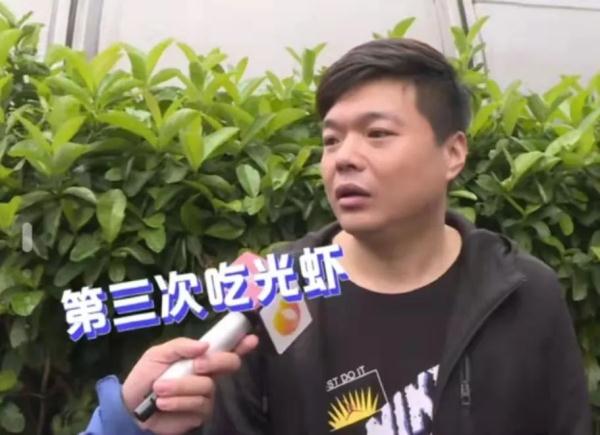 长沙男子被自助餐厅拉黑，商家：他搞直播，吃虾用盆子装，每次来我都亏几百块