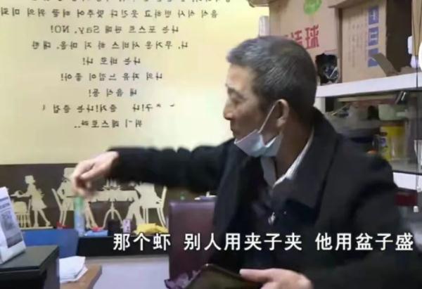 长沙男子被自助餐厅拉黑，商家：他搞直播，吃虾用盆子装，每次来我都亏几百块
