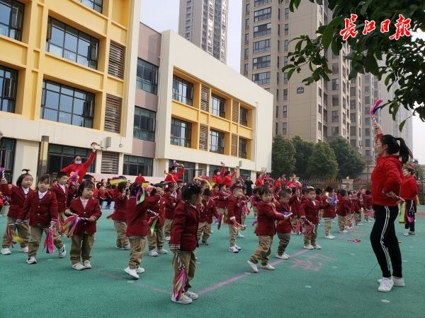 动作道具各有特色，幼儿园为不同年龄段孩子“量身设计”器械操