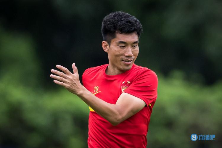 足球教練親自上場（粵媒：只有主帥鄭智親自登場，或許才能帶領廣州隊走出困境）