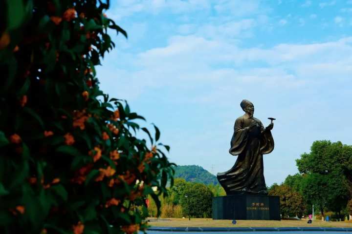 最是橙黄橘绿时！大学校园里秋意浓，快来一起晒晒吧