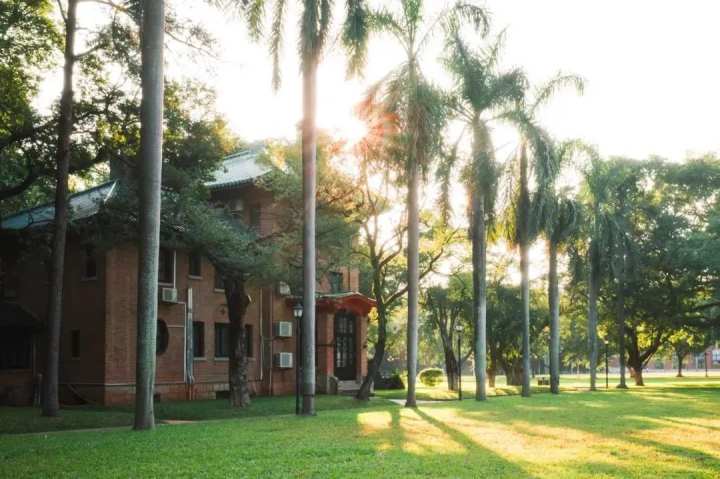 最是橙黄橘绿时！大学校园里秋意浓，快来一起晒晒吧