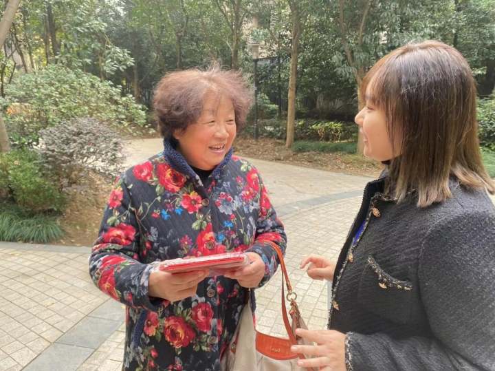 “这本漂亮台历第一页是我孙女画的”，杭州这个动漫主题社区为居民送礼物